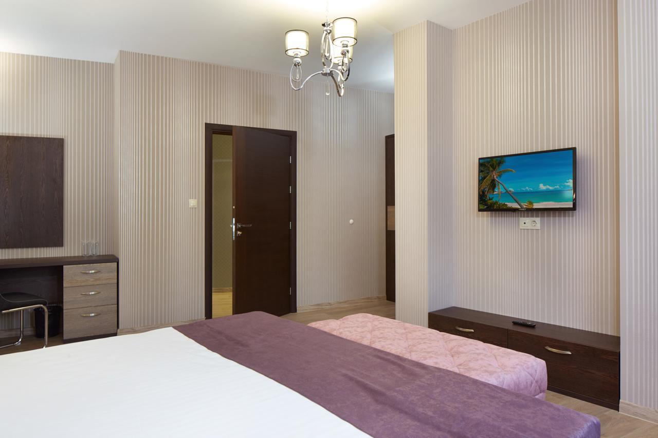 Paradise - Ultra Hotel